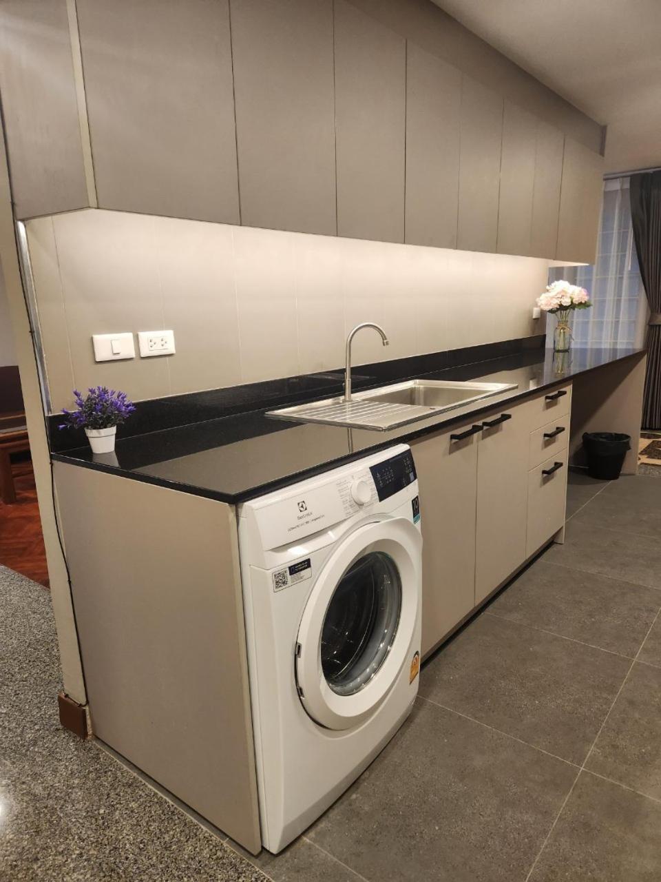 United Tower Thonglor By Aspira Apartment Bangkok Luaran gambar